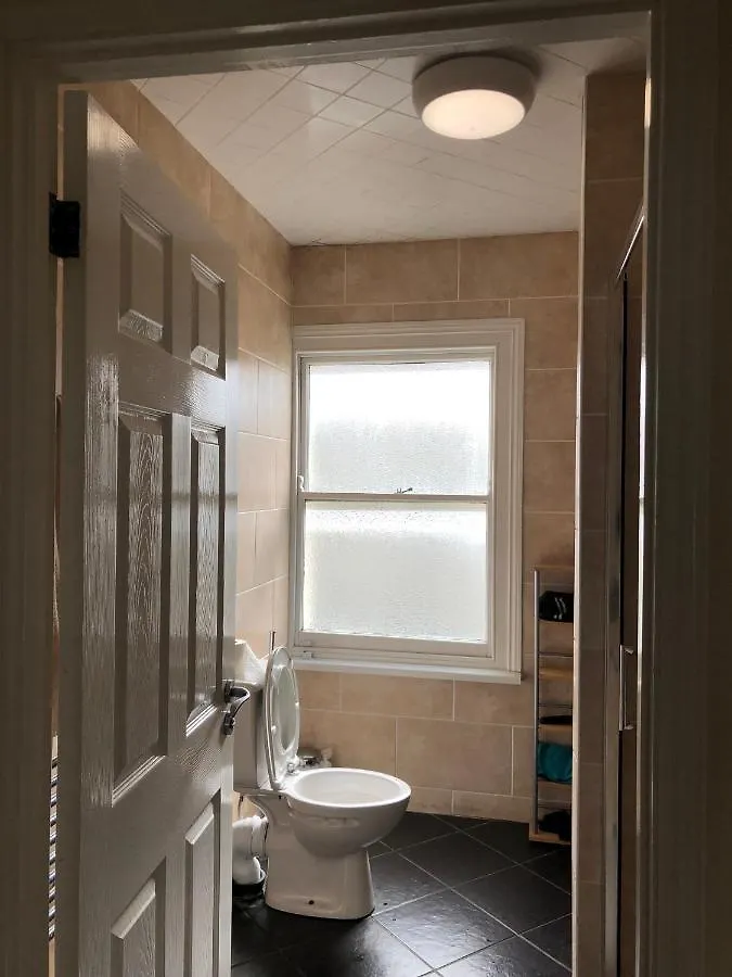 Homestay Comfortable Home Away From Home, Town Centre, Free Parking,Multiple Rooms Cheltenham
