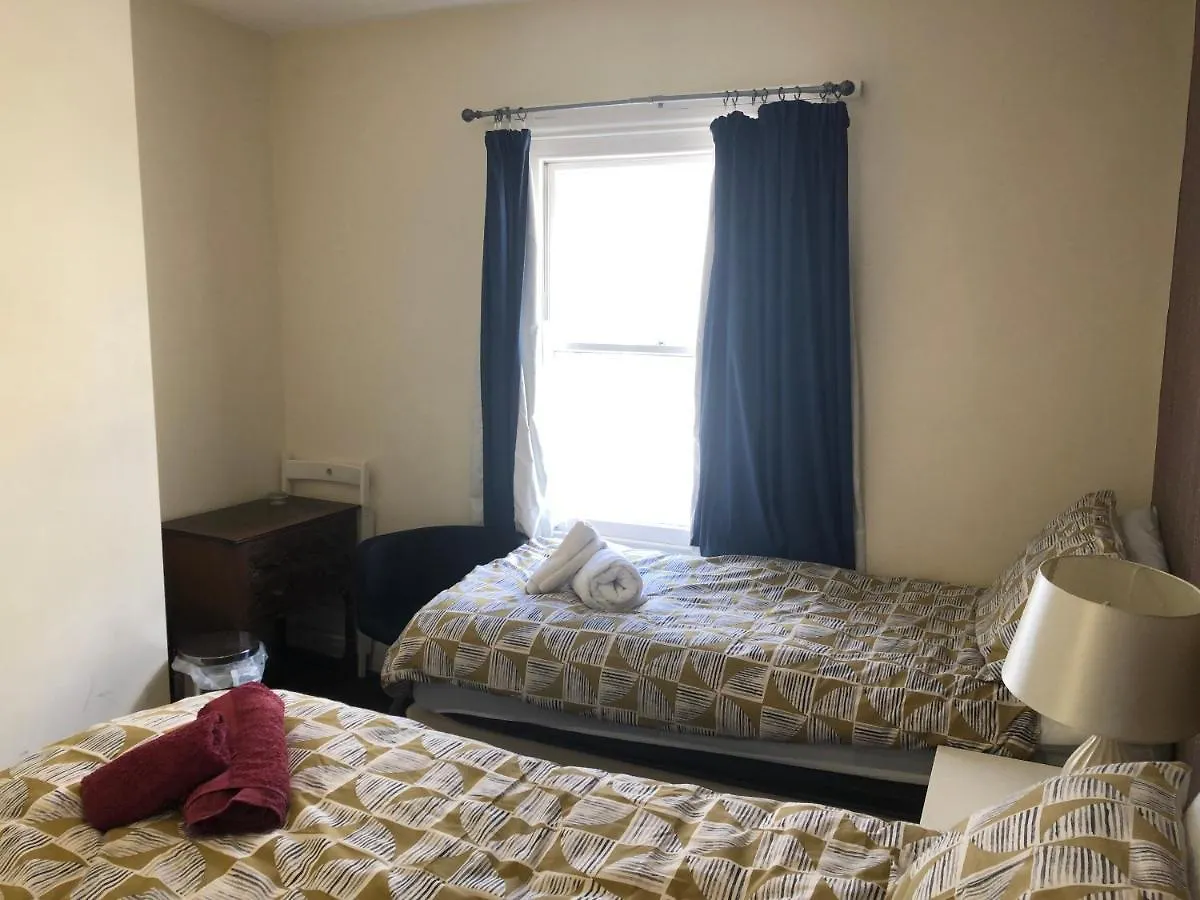 Comfortable Home Away From Home, Town Centre, Free Parking,Multiple Rooms Cheltenham
