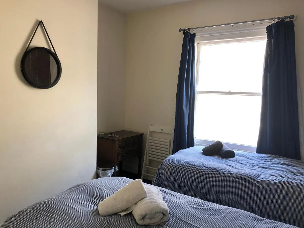 Homestay Comfortable Home Away From Home, Town Centre, Free Parking,Multiple Rooms Cheltenham
