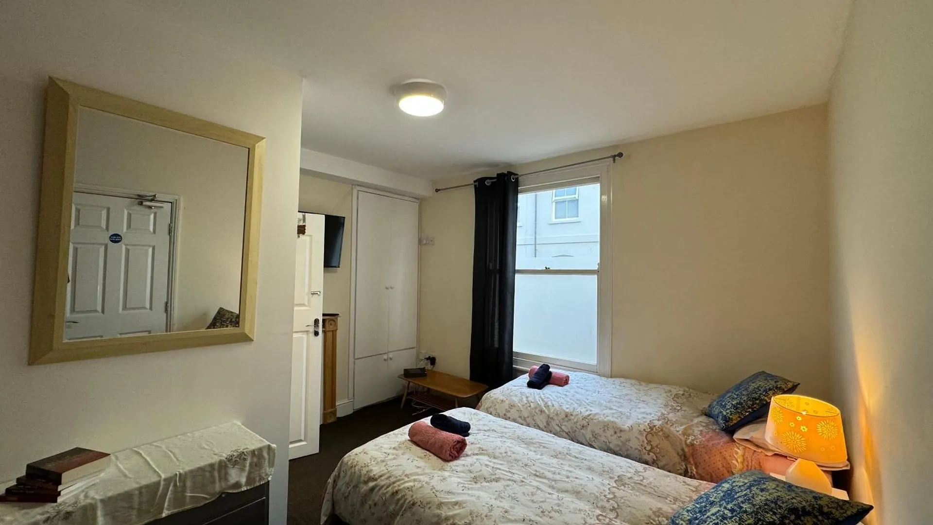 Comfortable Home Away From Home, Town Centre, Free Parking,Multiple Rooms Cheltenham 0*,