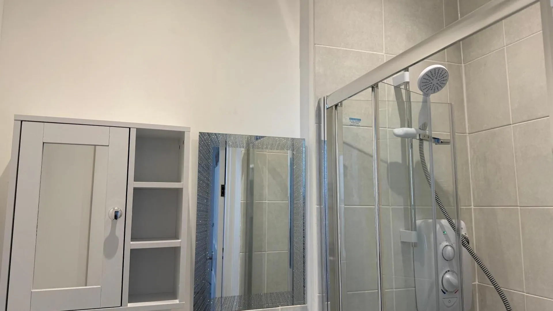 Homestay Comfortable Home Away From Home, Town Centre, Free Parking,Multiple Rooms Cheltenham