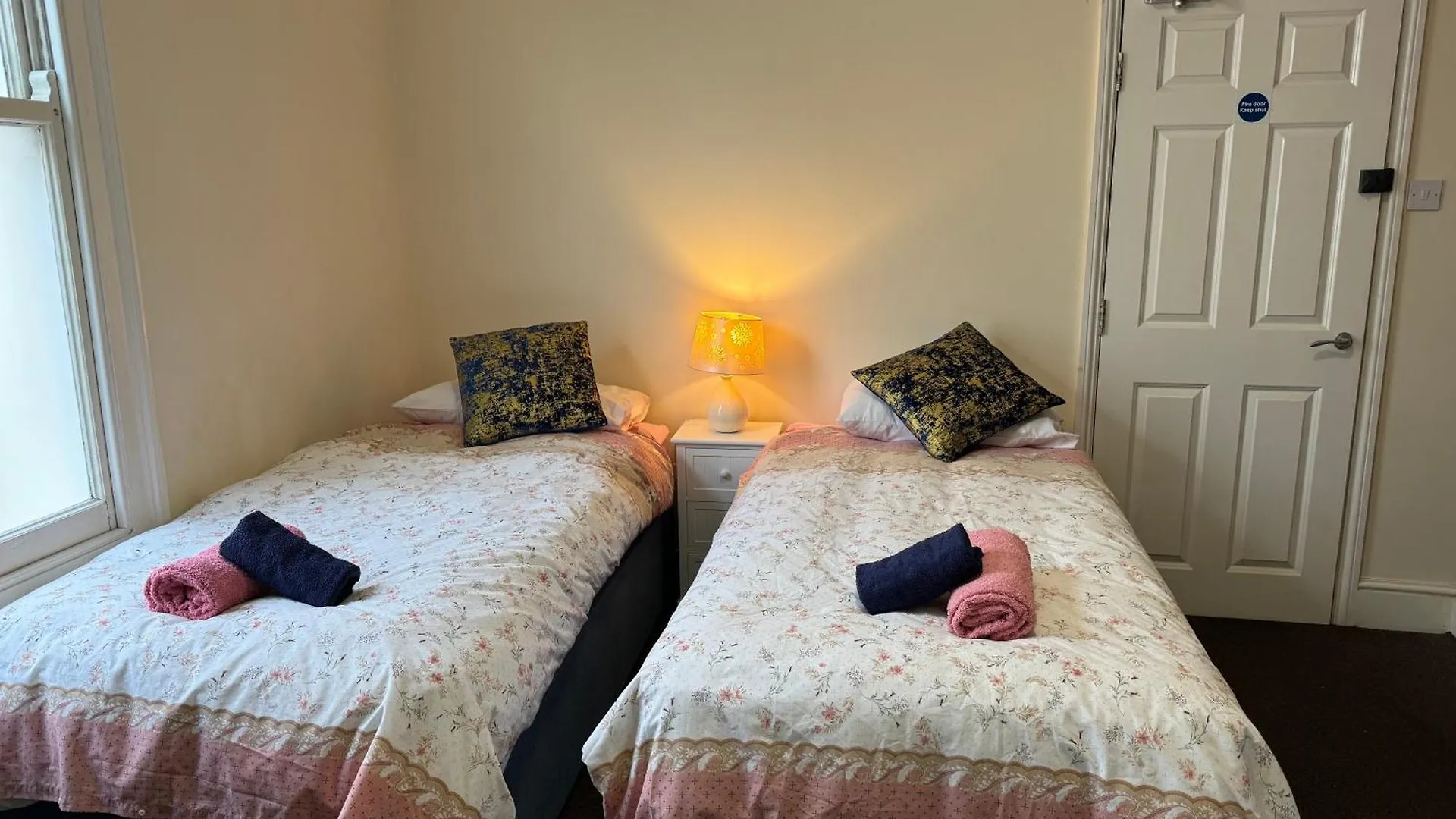 Comfortable Home Away From Home, Town Centre, Free Parking,Multiple Rooms Cheltenham Homestay