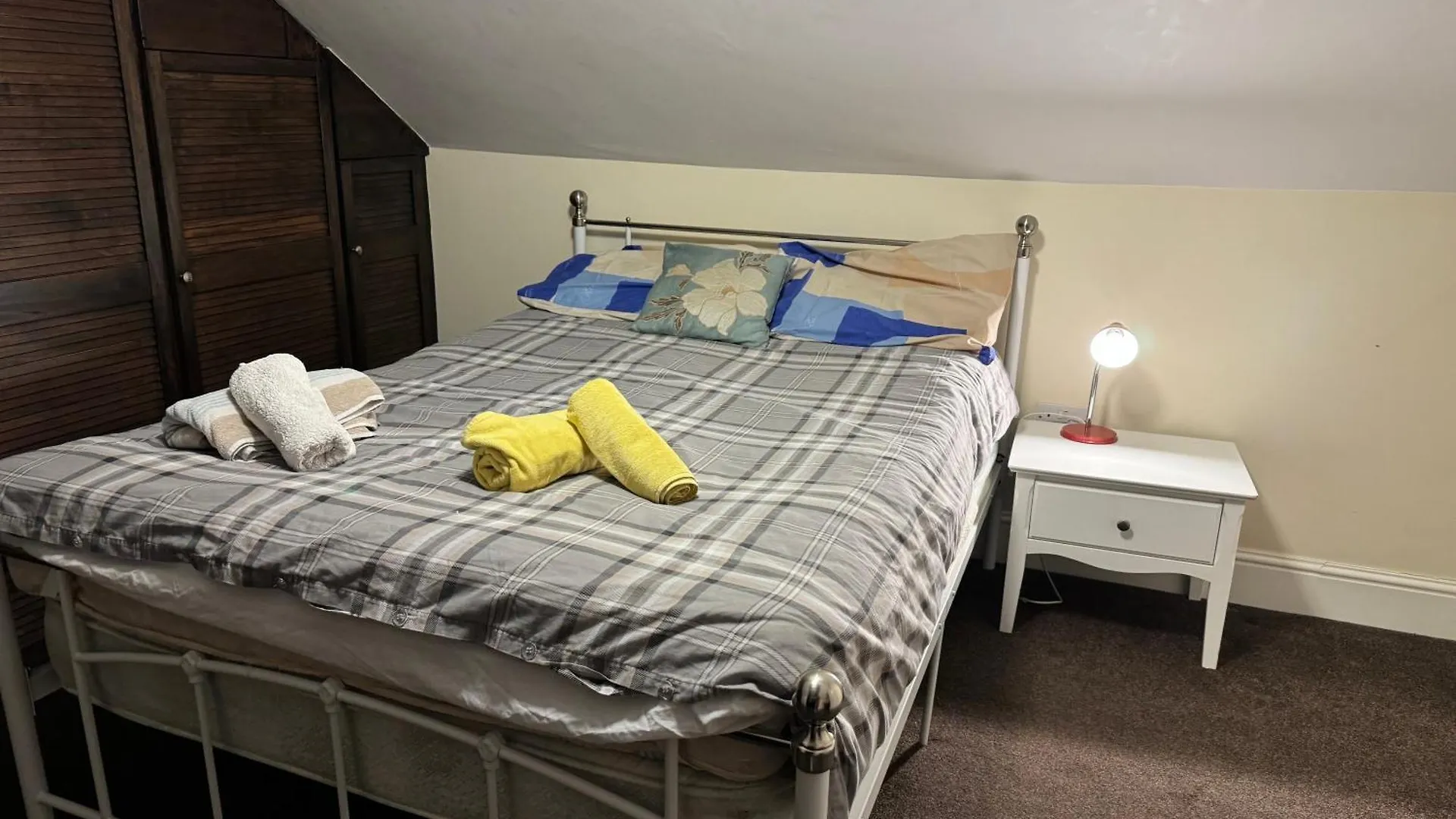 Comfortable Home Away From Home, Town Centre, Free Parking,Multiple Rooms Cheltenham Homestay
